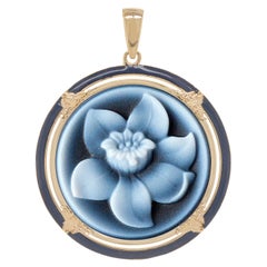 Pendentif en or 18 carats avec camée en agate et émail en forme de fleur de daffodil