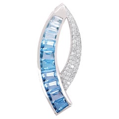 Colgante de oro blanco de 18 quilates con diamante topacio azul baguette de corte cónico personalizado