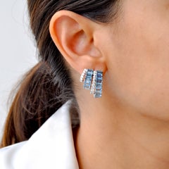 Boucles d'oreilles créoles « Drift » en or blanc 14 carats, avec topaze bleue de 5 x 3 mm et diamants octogonaux