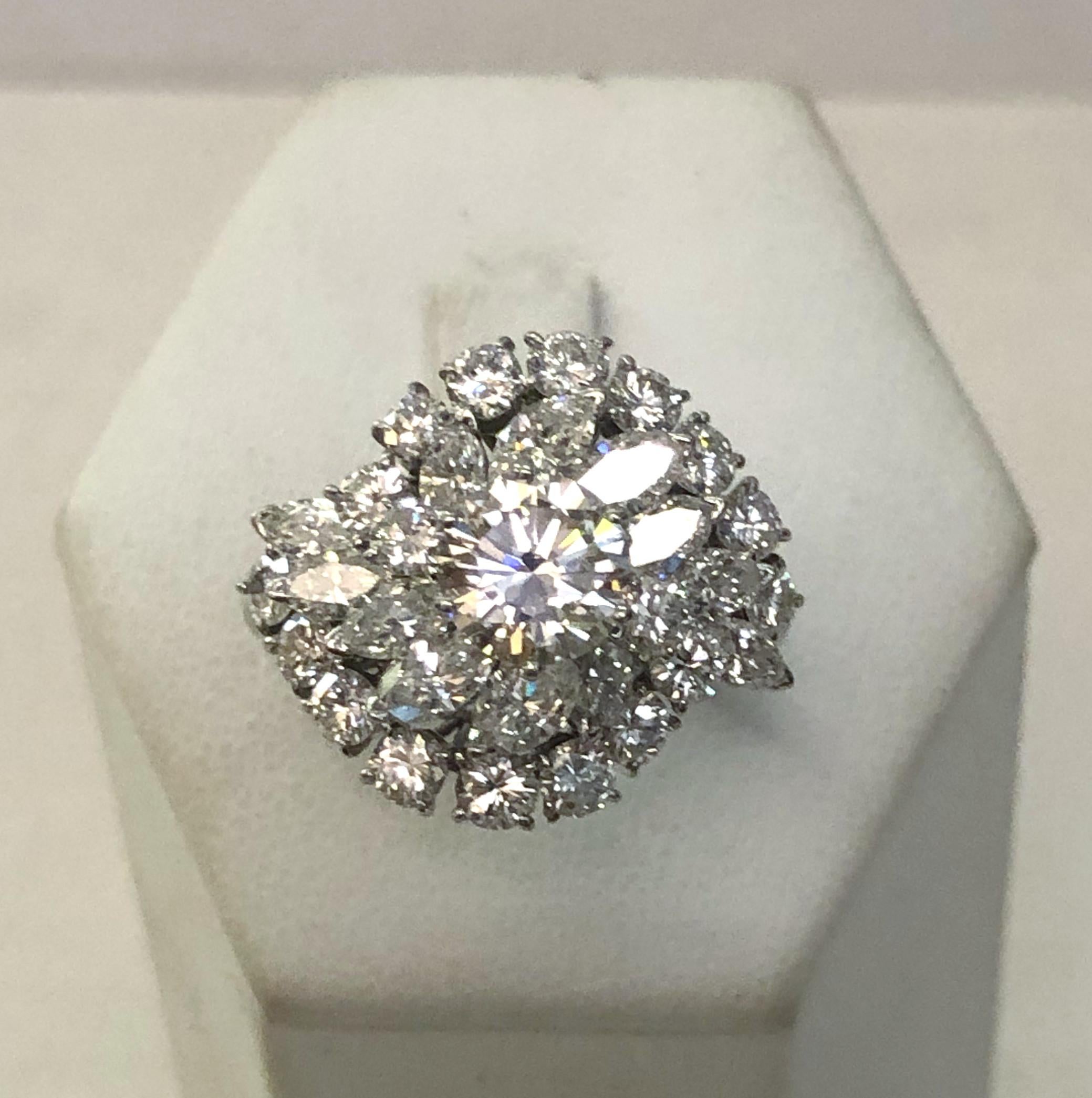 Anello in oro bianco 18 carati con un grande diamante centrale da 1,00 carati e diamanti circostanti da 2,10 carati con taglio Navet e Amsterdam / Made in Italy anni '50
Anello misura US 6.5
