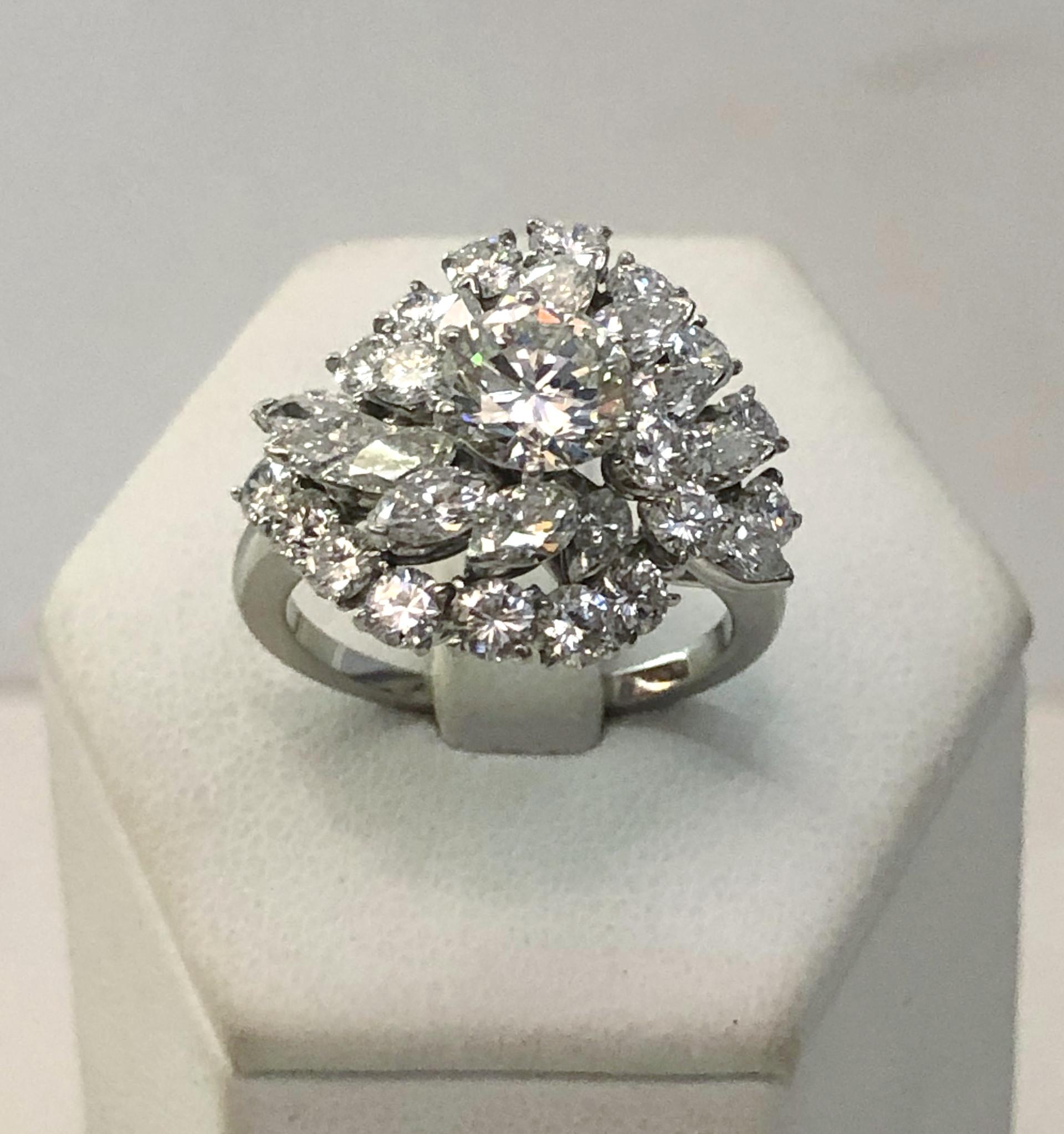 Taglio brillante Anello con diamante in oro bianco 18 carati in vendita