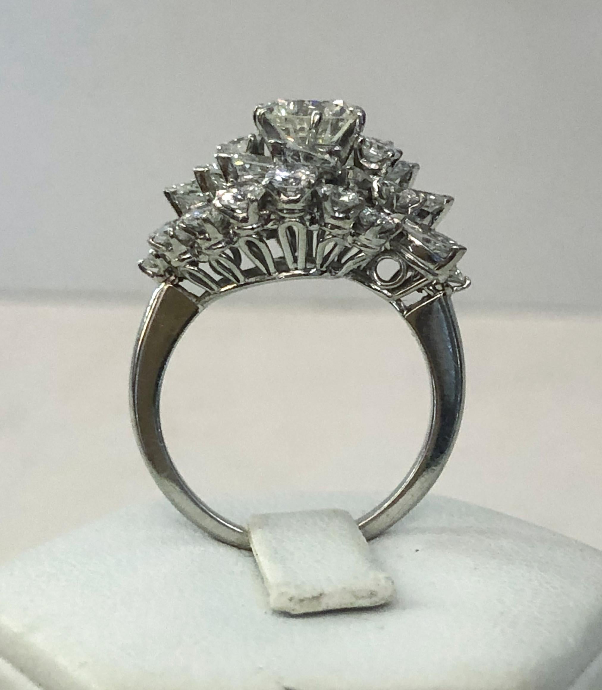 Anello con diamante in oro bianco 18 carati In condizioni buone in vendita a Los Angeles, CA