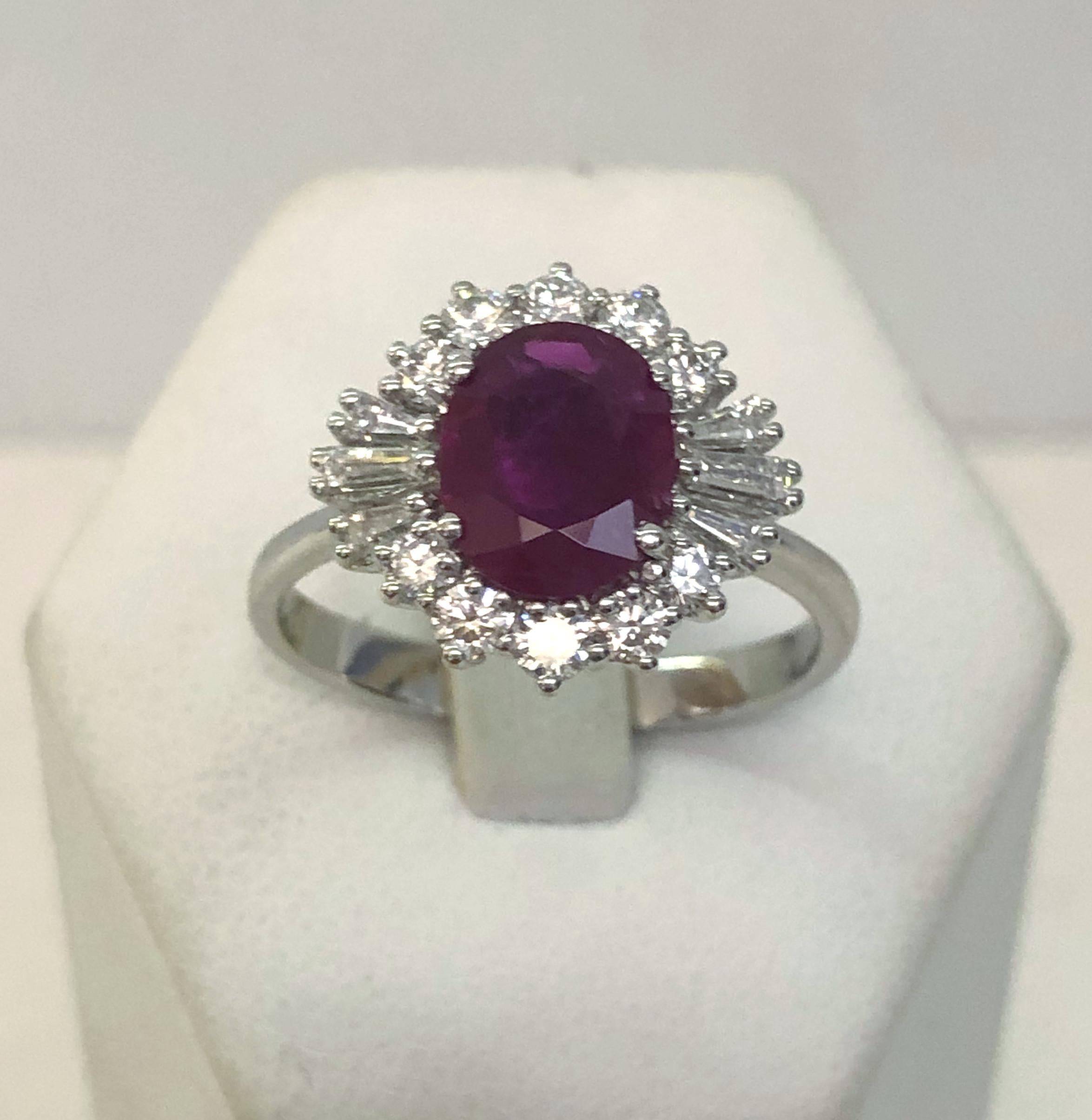 Anello in oro bianco 18 carati con un grande rubino centrale di 1,84 carati e diamanti circostanti di 0,80 carati di colore H, con caratura incisa / Made in Italy anni Settanta.
Anello misura US 9