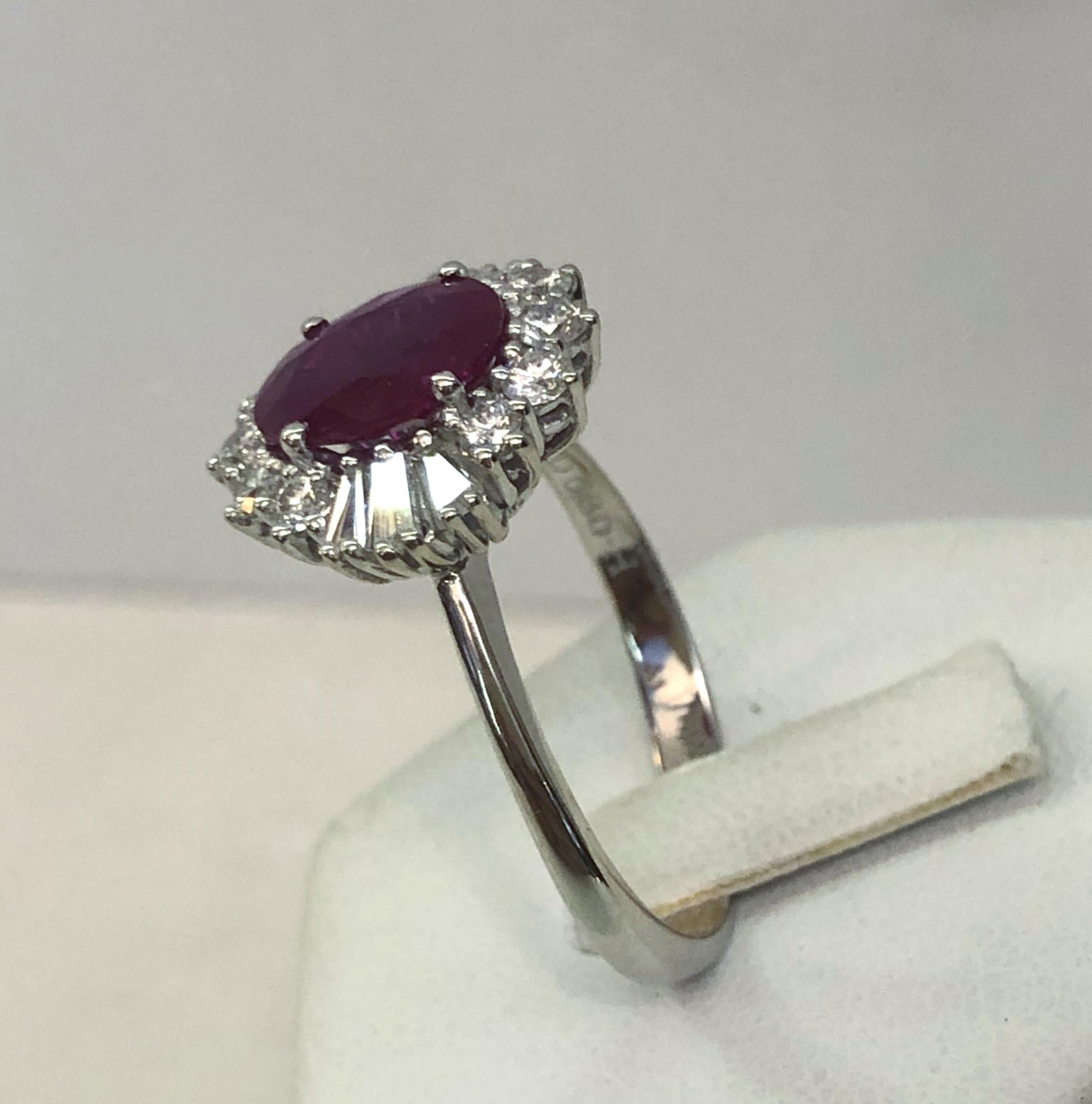 Taglio brillante Anello con diamante e rubino in oro bianco 18 carati in vendita