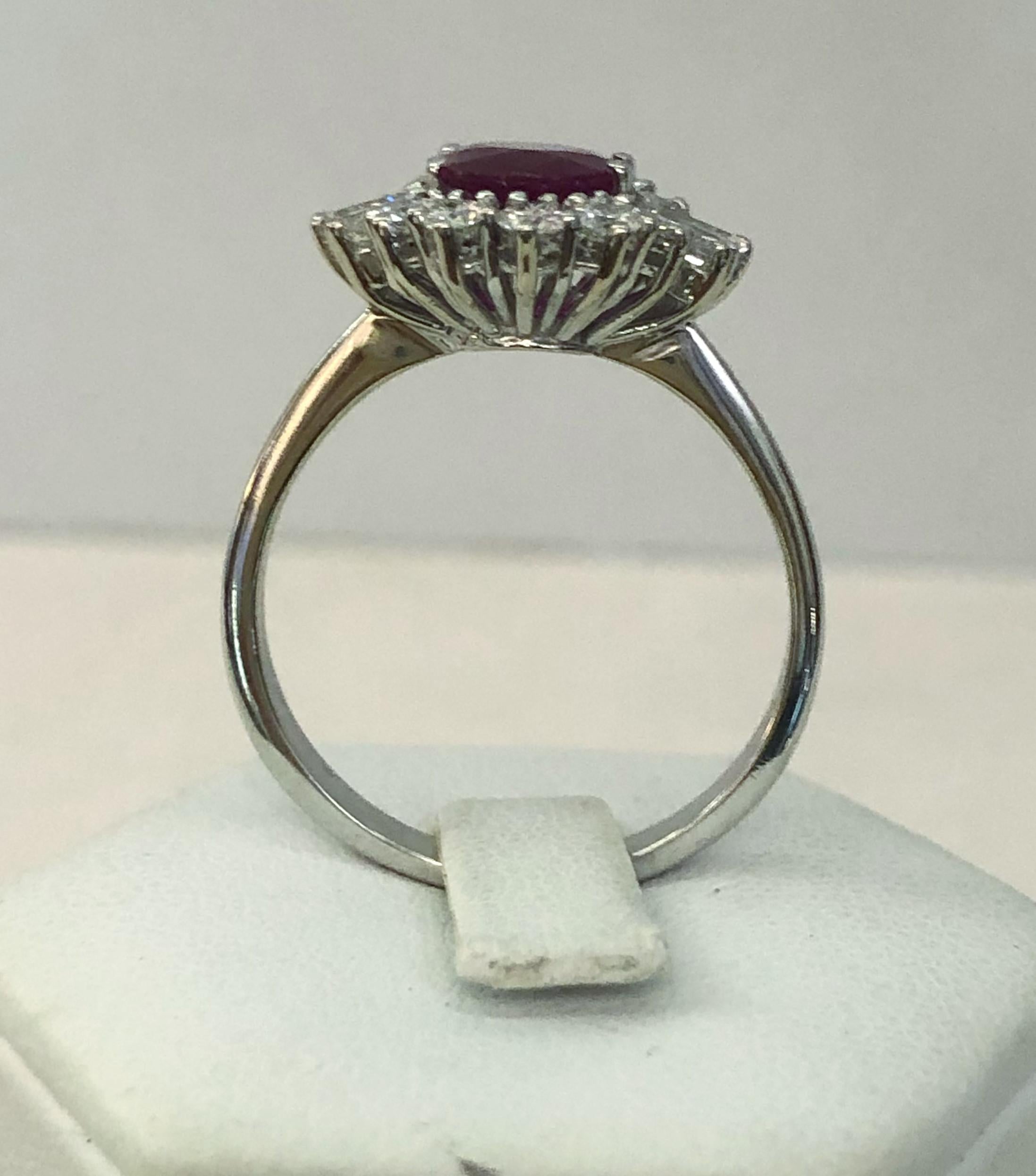 Anello con diamante e rubino in oro bianco 18 carati In condizioni buone in vendita a Los Angeles, CA
