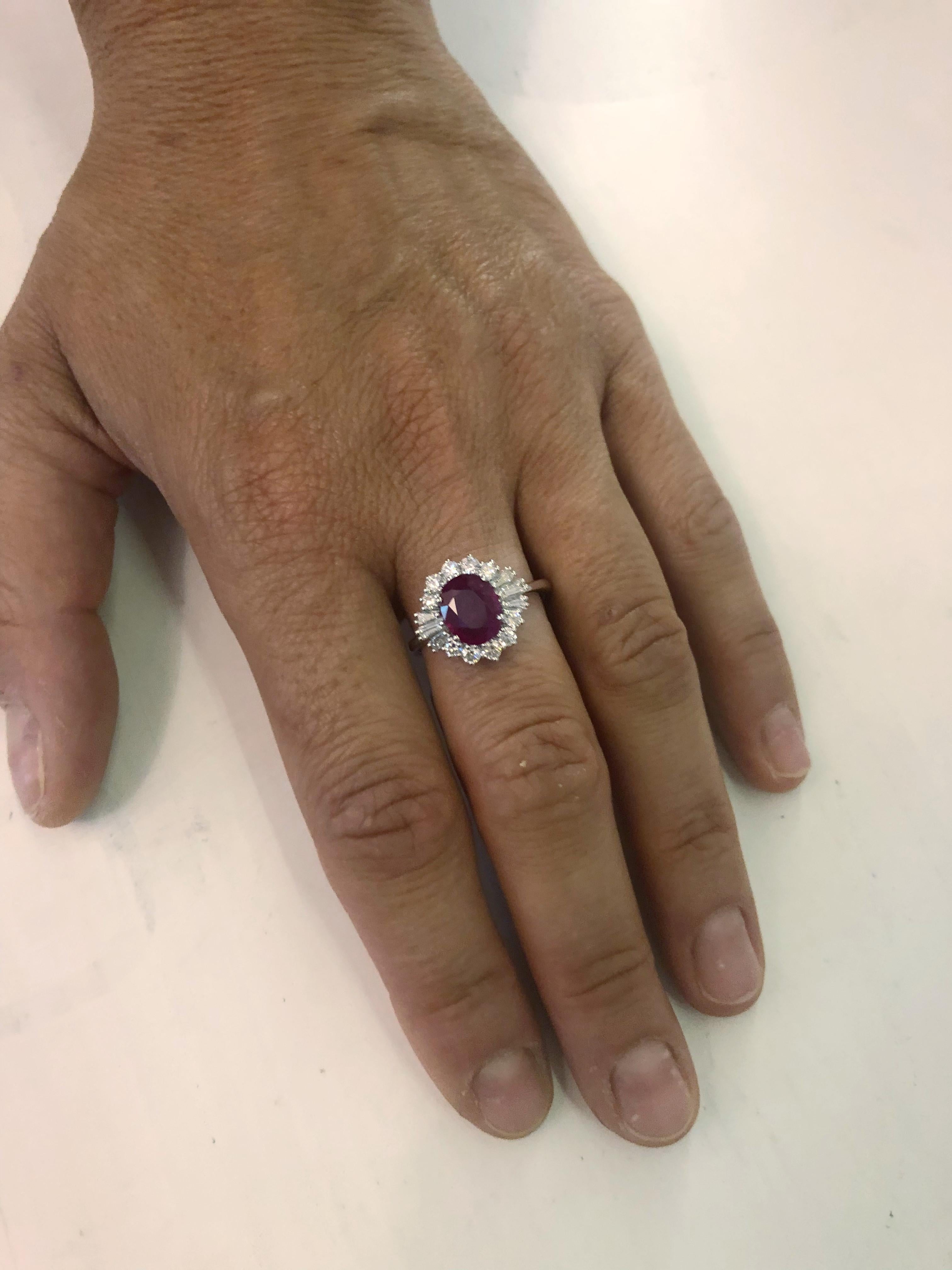 Anello con diamante e rubino in oro bianco 18 carati in vendita 1