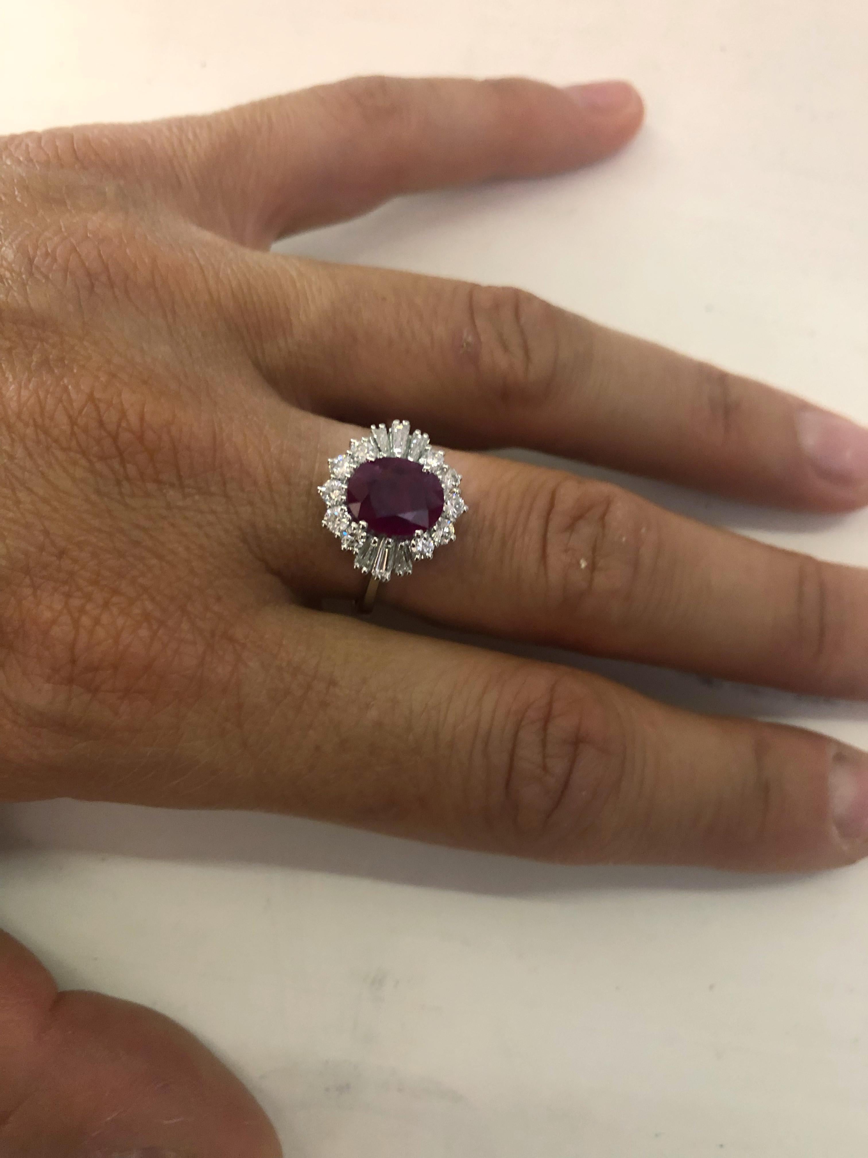Anello con diamante e rubino in oro bianco 18 carati in vendita 2