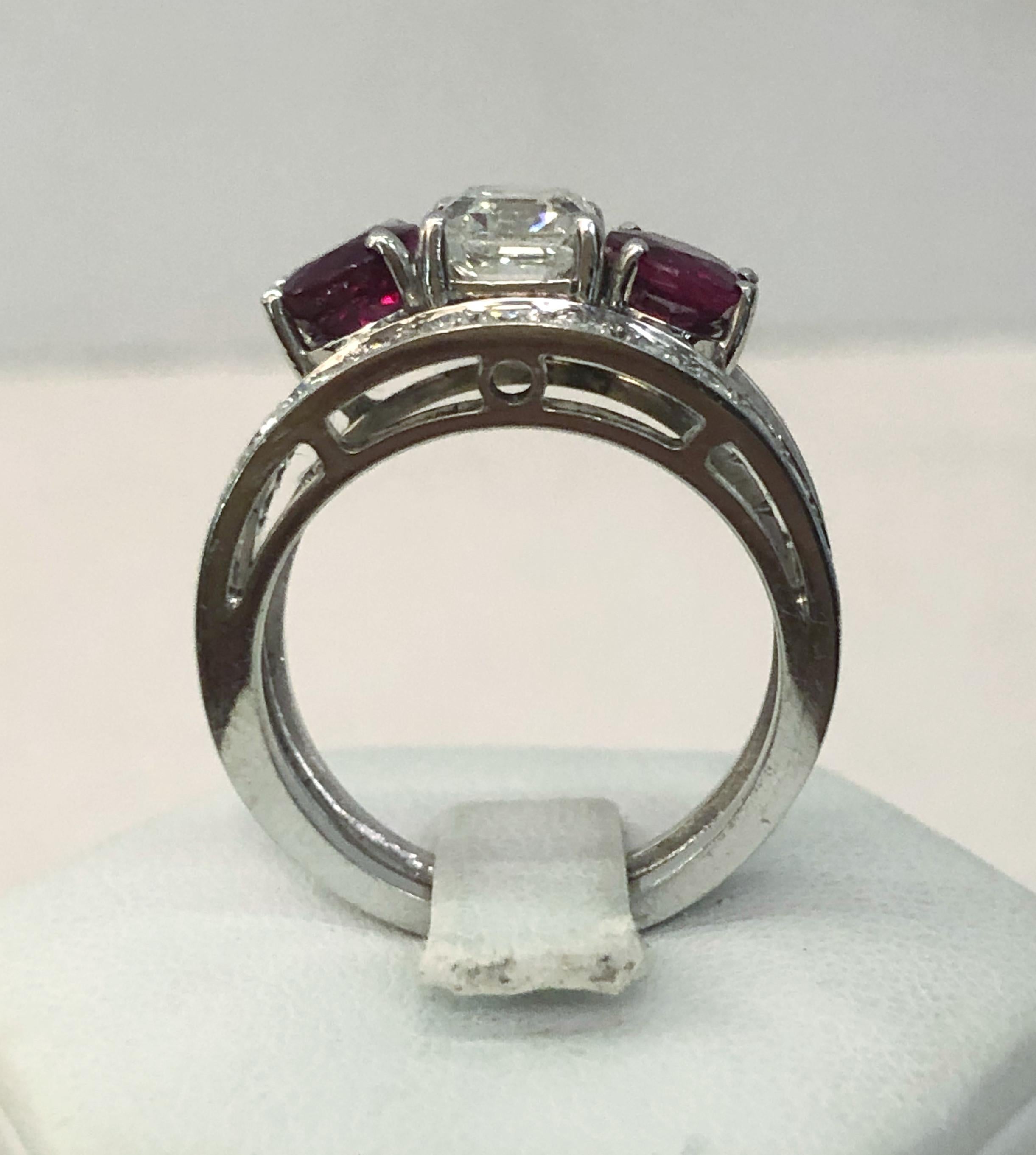 Taglio brillante Anello con diamante e rubino in oro bianco 18 carati in vendita