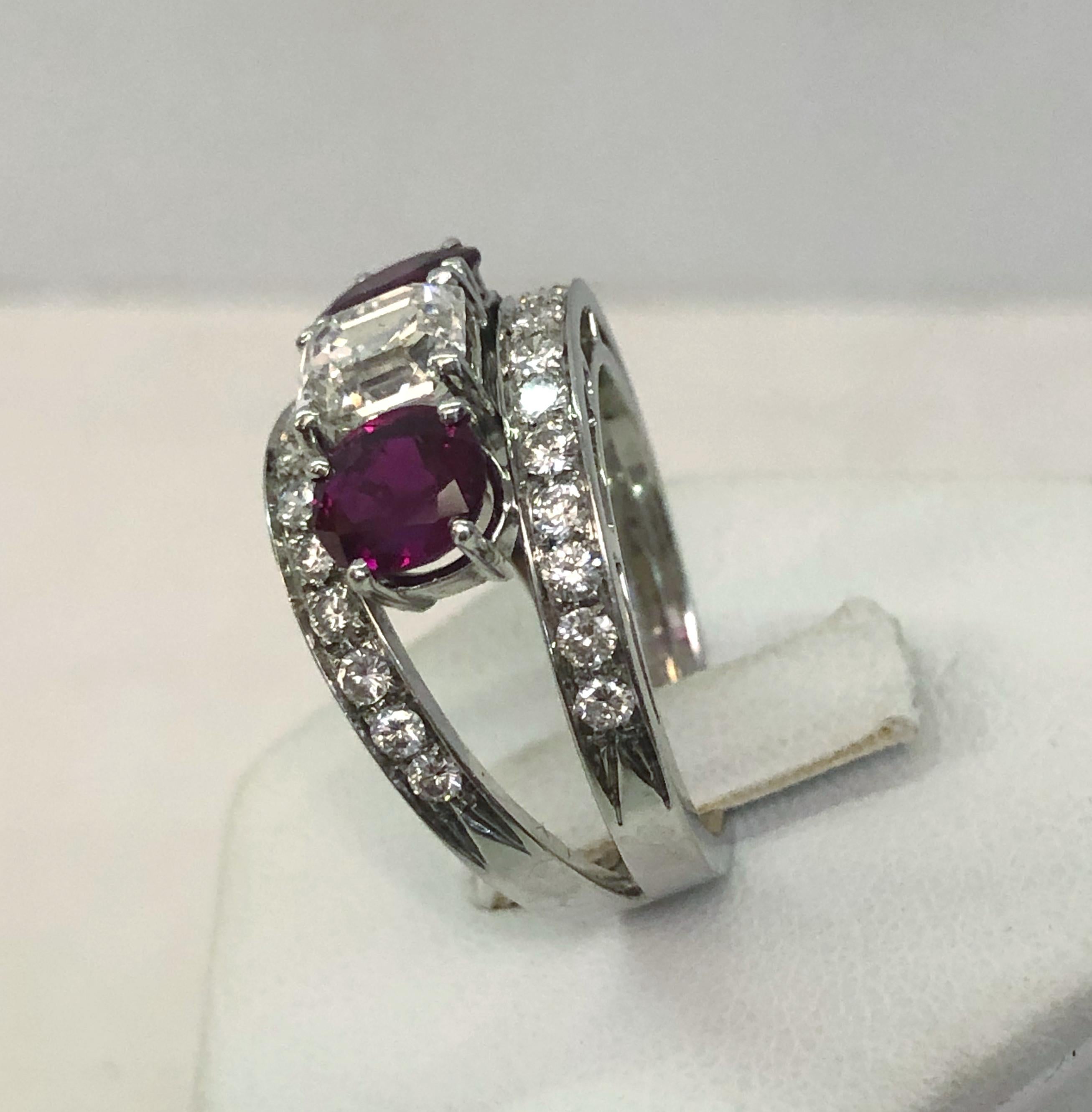 Anello con diamante e rubino in oro bianco 18 carati In condizioni buone in vendita a Los Angeles, CA