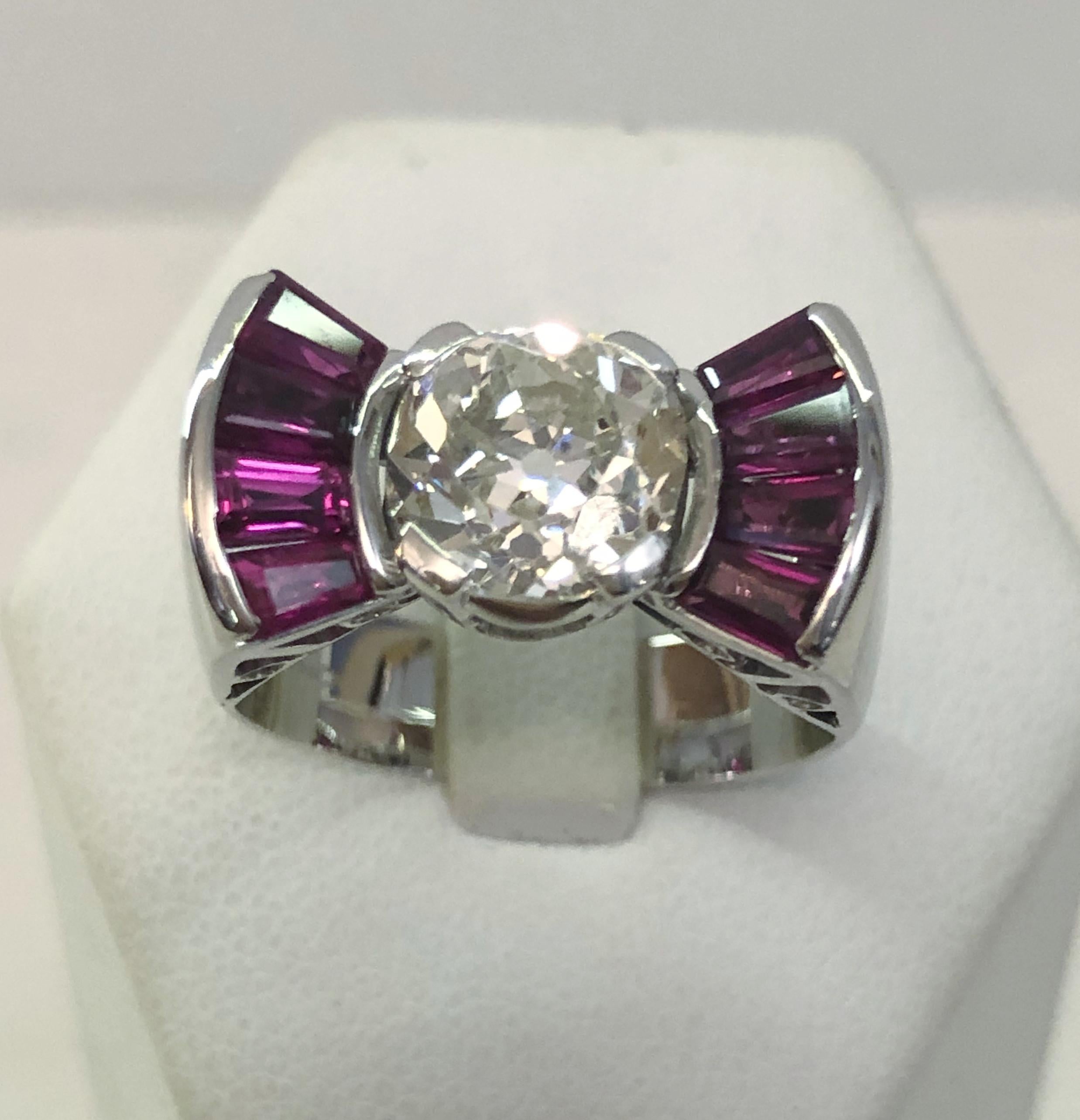 Anello papillon a farfalla in oro bianco 18 carati con un grande diamante centrale di 1,90 carati e rubini affusolati per un totale di 1,40 carati / Made in Italy 1940s
Anello misura US 8.25