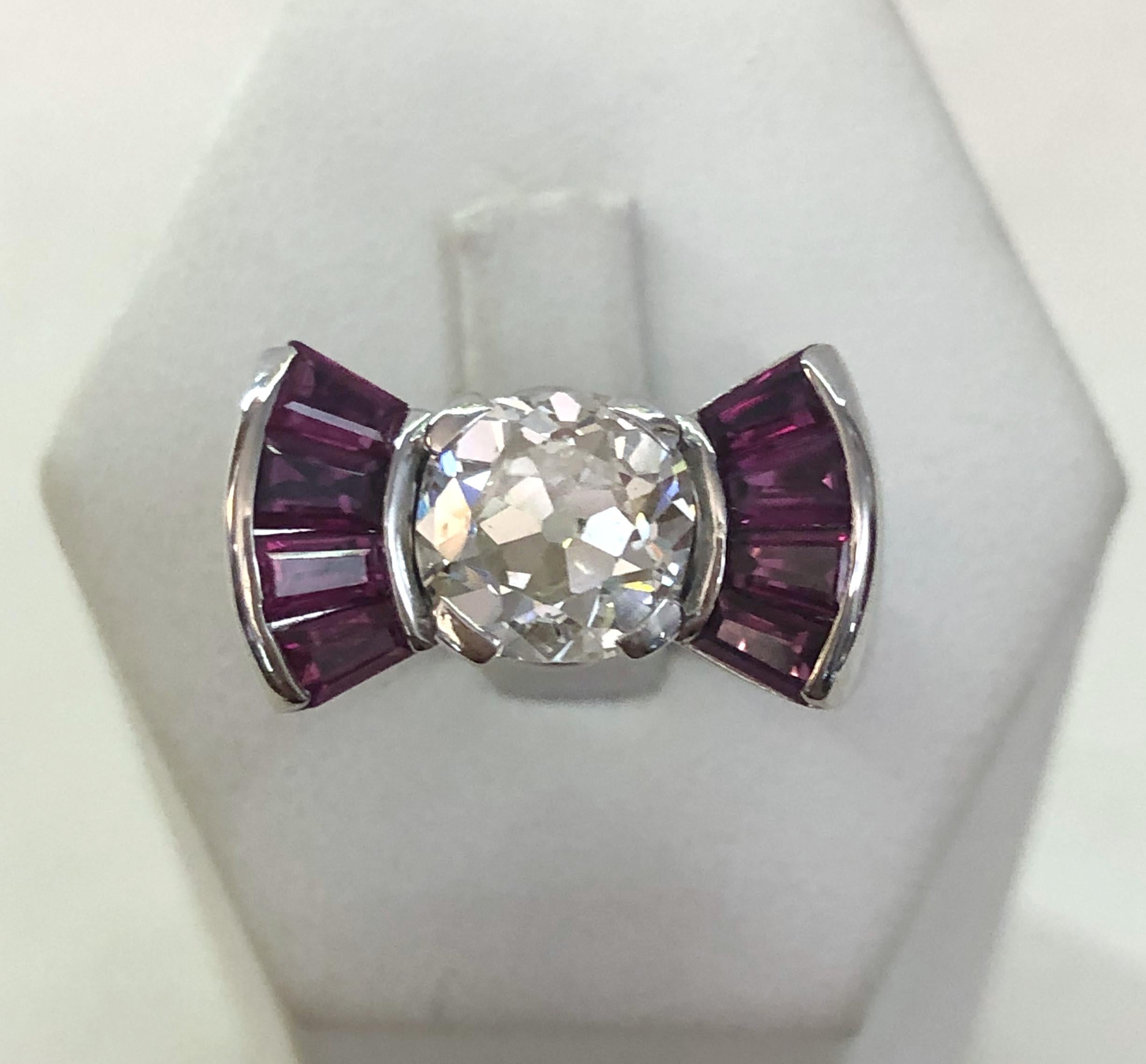 Taglio brillante Anello con diamante e rubino in oro bianco 18 carati in vendita