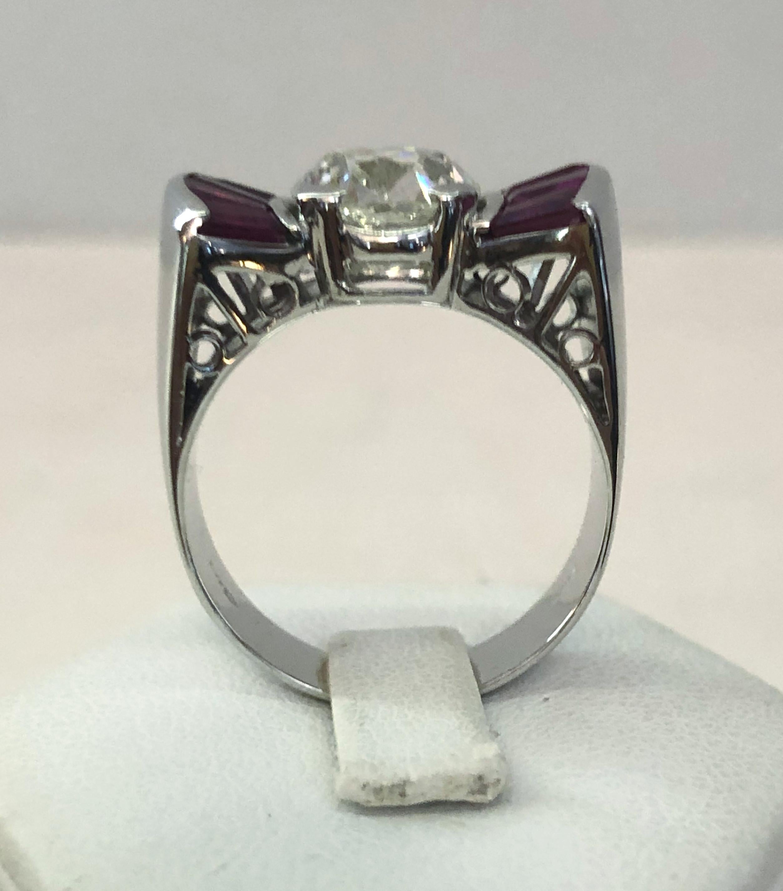 Anello con diamante e rubino in oro bianco 18 carati In condizioni buone in vendita a Los Angeles, CA