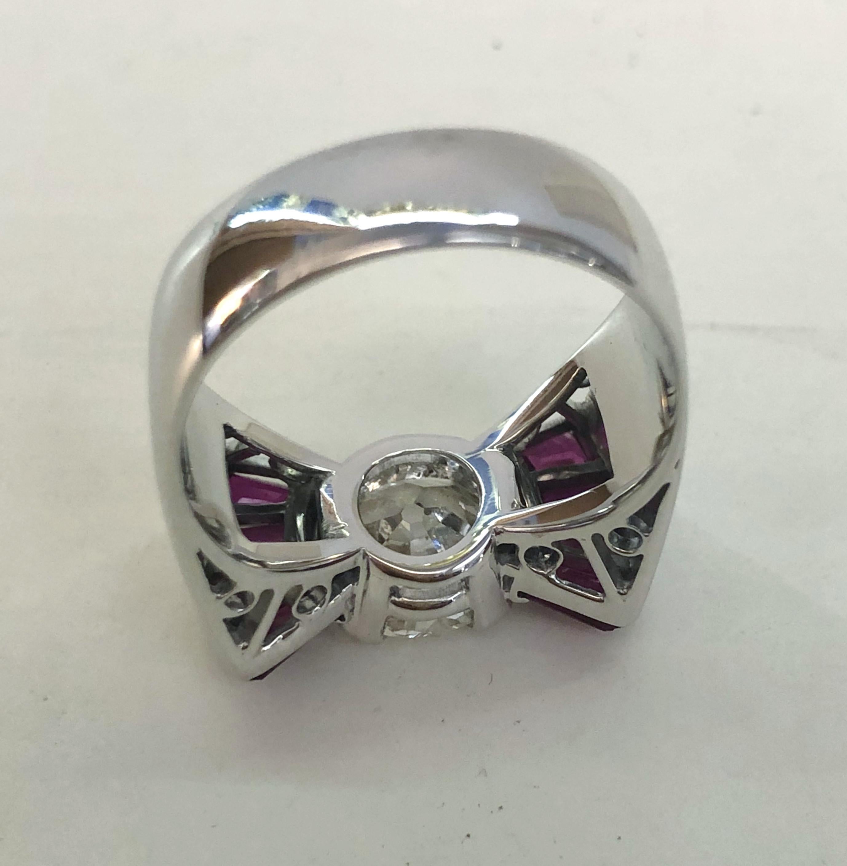 Anello con diamante e rubino in oro bianco 18 carati in vendita 1