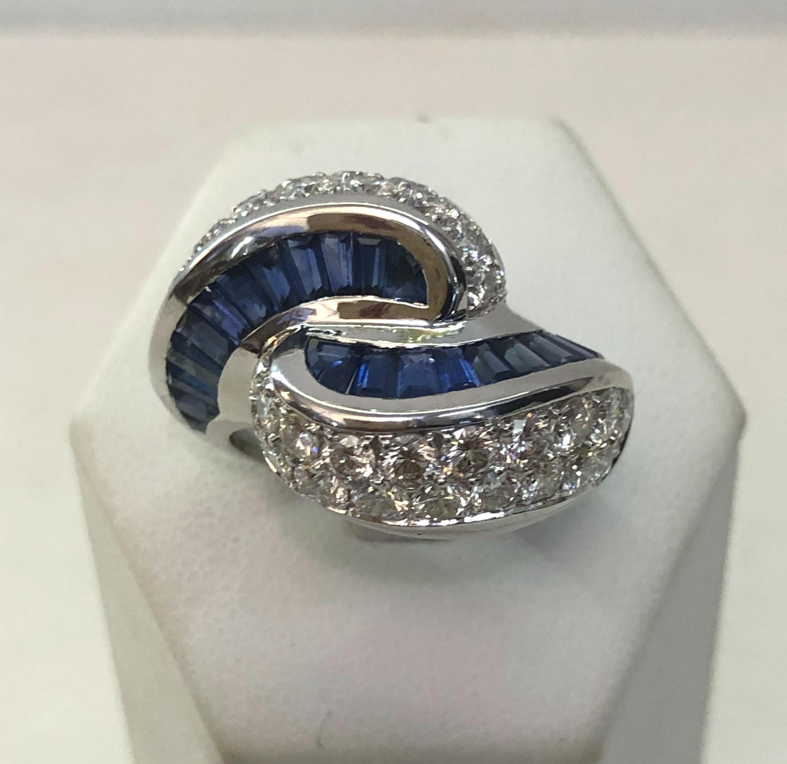 Ring aus 18 Karat Weißgold mit Wellenmotiv, mit runden Brillanten von insgesamt 2,80 Karat und Saphiren im Kegelschliff von insgesamt 2,00 Karat / Made in Italy 1960er Jahre
Ring Größe US 6.5