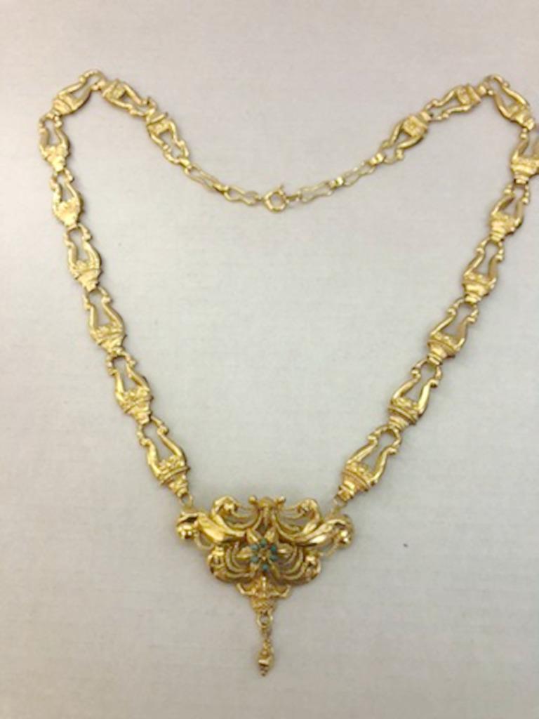Collier vintage en or 22 carats en feuille gaufrée avec lien en motif Amphora, la partie centrale peut être utilisée comme broche / Fabriqué en Italie 1830-1850s
Longueur 51 cm