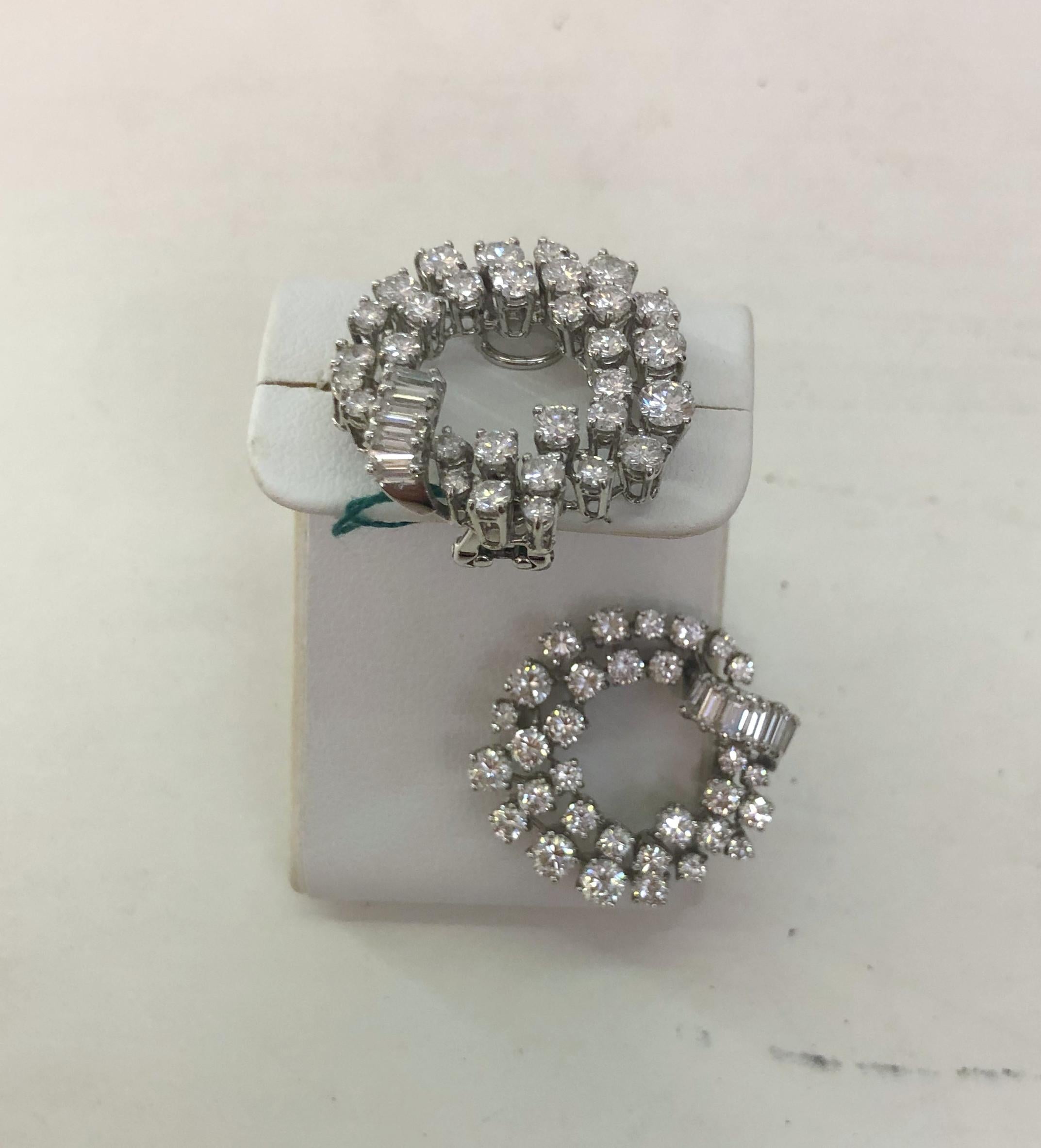 Coppia di orecchini vintage a ghirlanda in oro bianco 18 carati con chiusura a clip, con 3,50 carati di diamanti taglio Amsterdam e baghette / Made in Italy anni '70