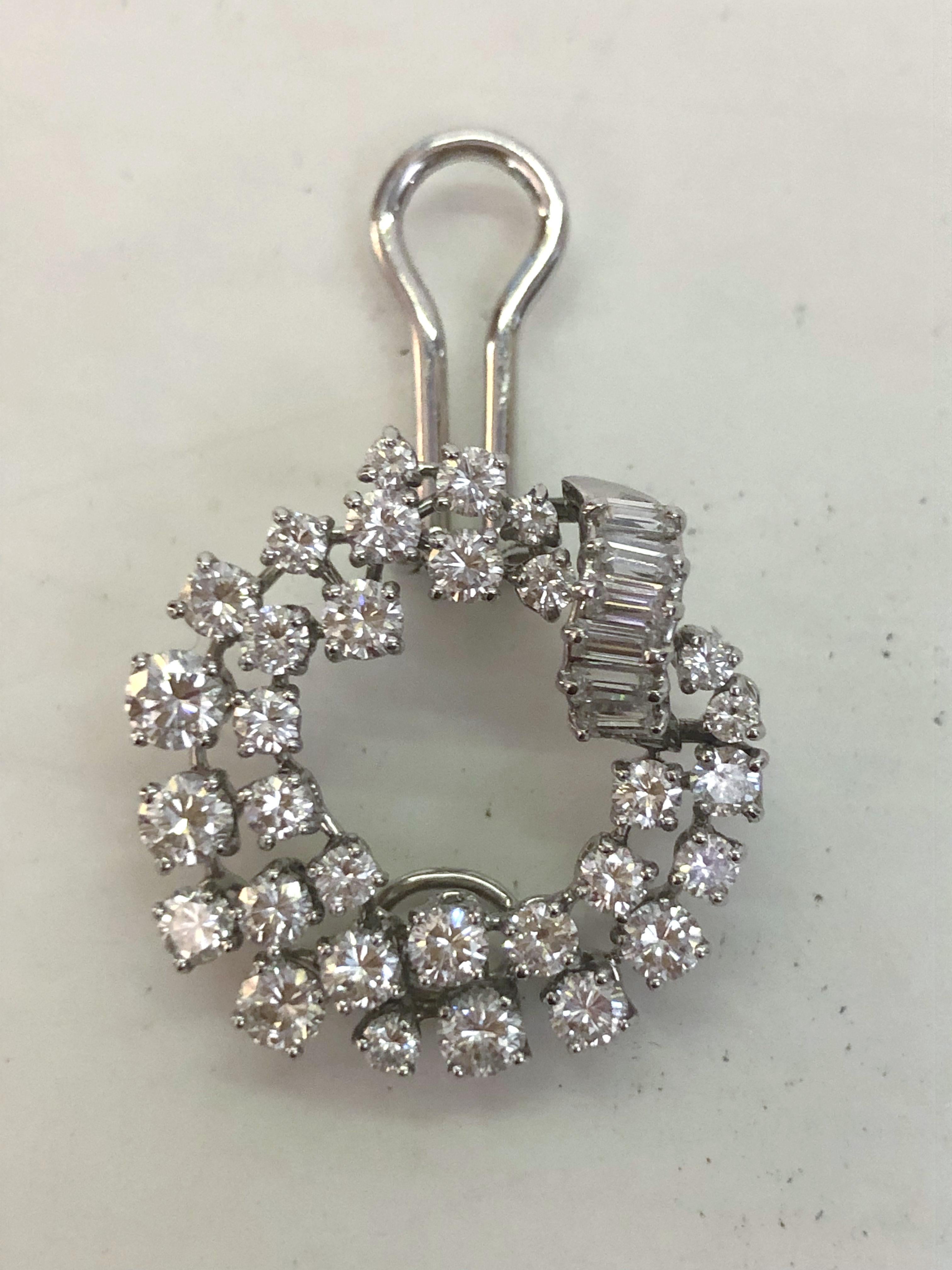Taglio rotondo Coppia di orecchini con diamante in oro bianco 18 carati in vendita