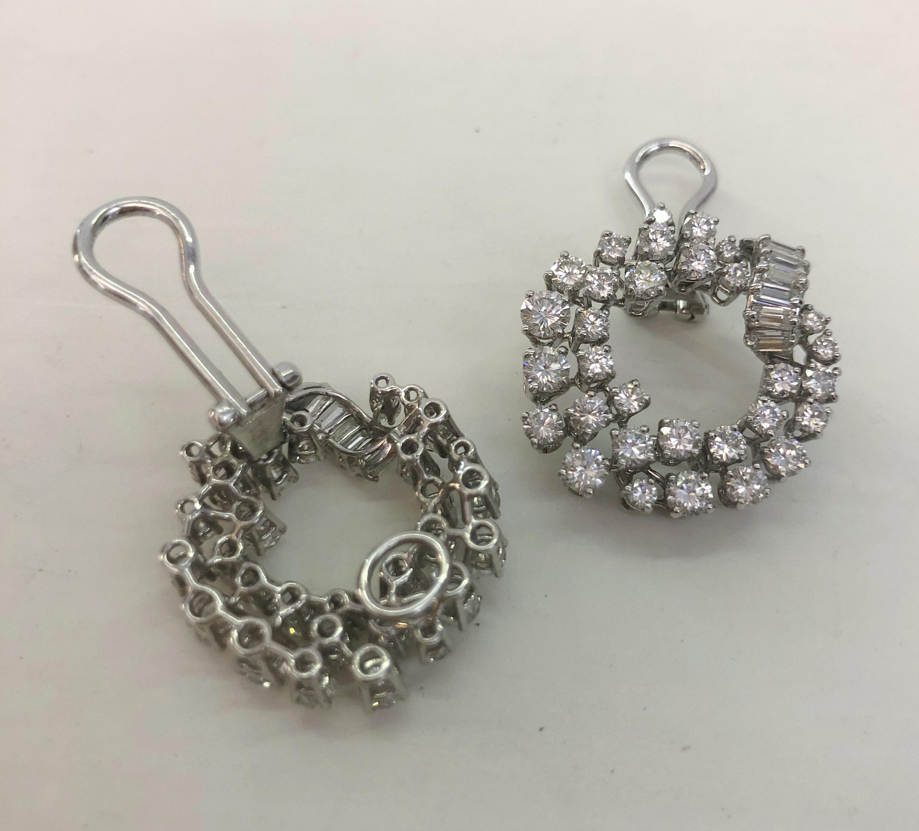 Coppia di orecchini con diamante in oro bianco 18 carati In condizioni buone in vendita a Los Angeles, CA
