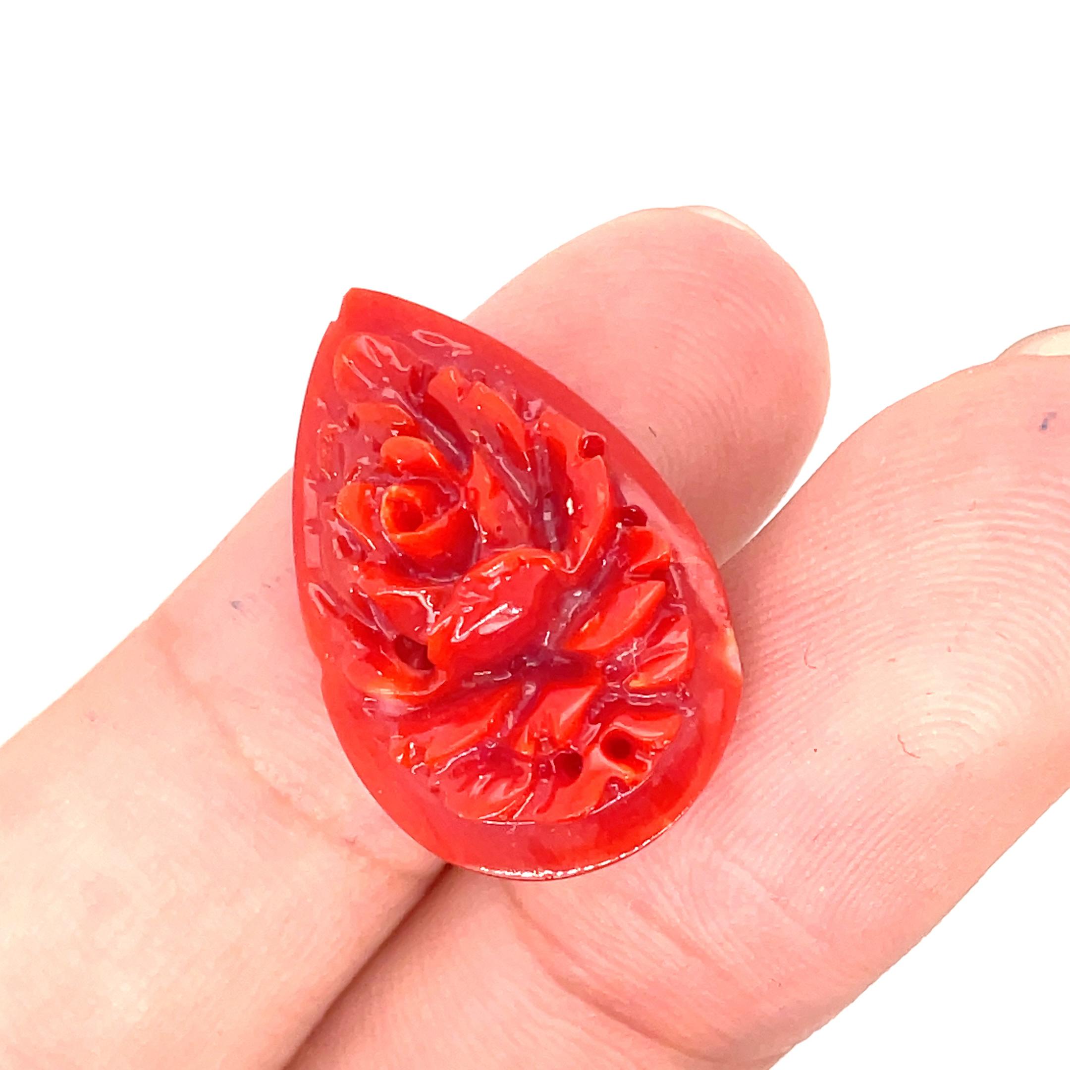 Femenino o masculino Coral tallado en forma de flor de pera Cts 13 en venta