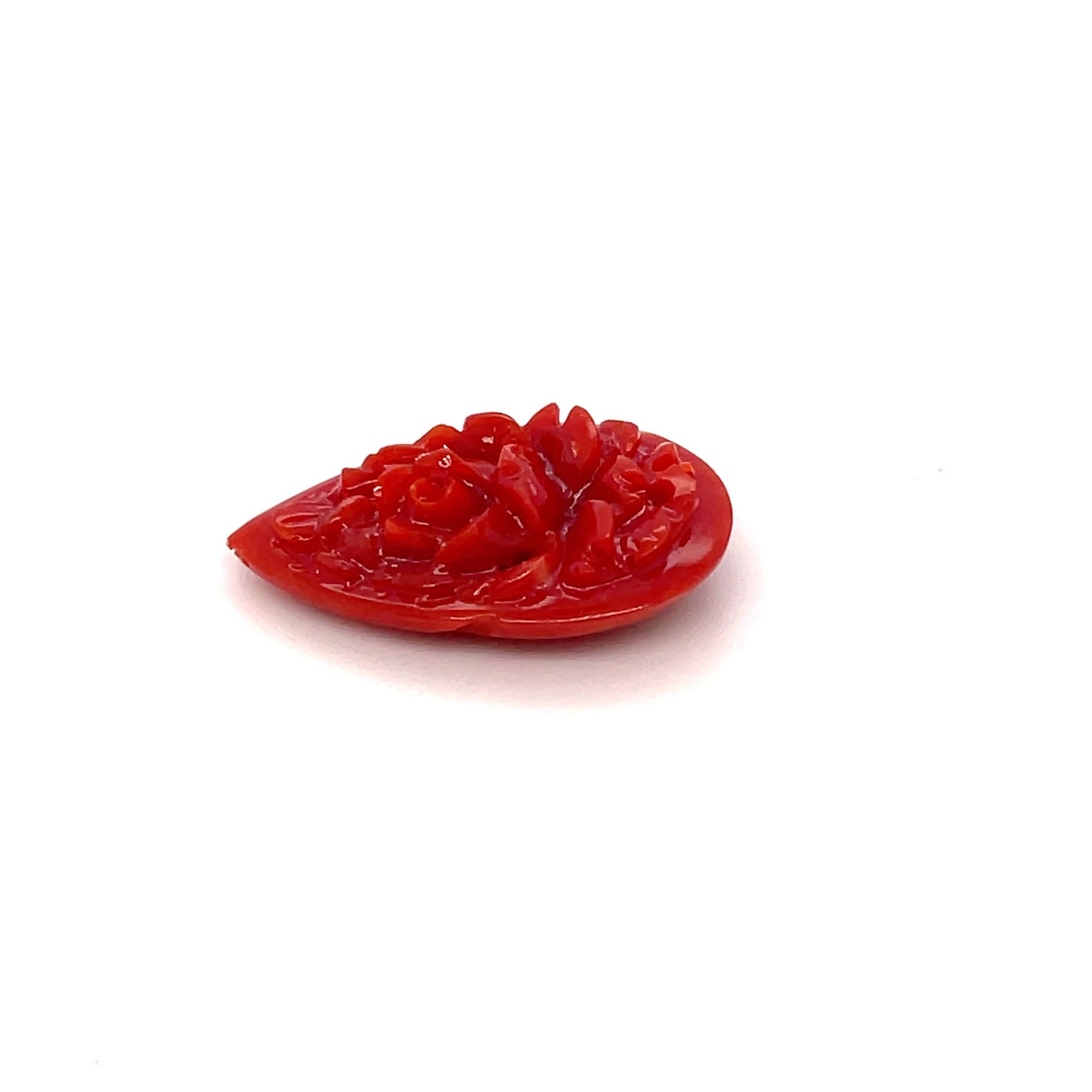 Esta gema de coral exquisitamente tallada, con forma de pera, muestra un intrincado diseño floral y pesa 13 quilates. 

Procedente de las prístinas aguas del mar Mediterráneo, el coral ha sido atesorado durante siglos como símbolo de vitalidad,