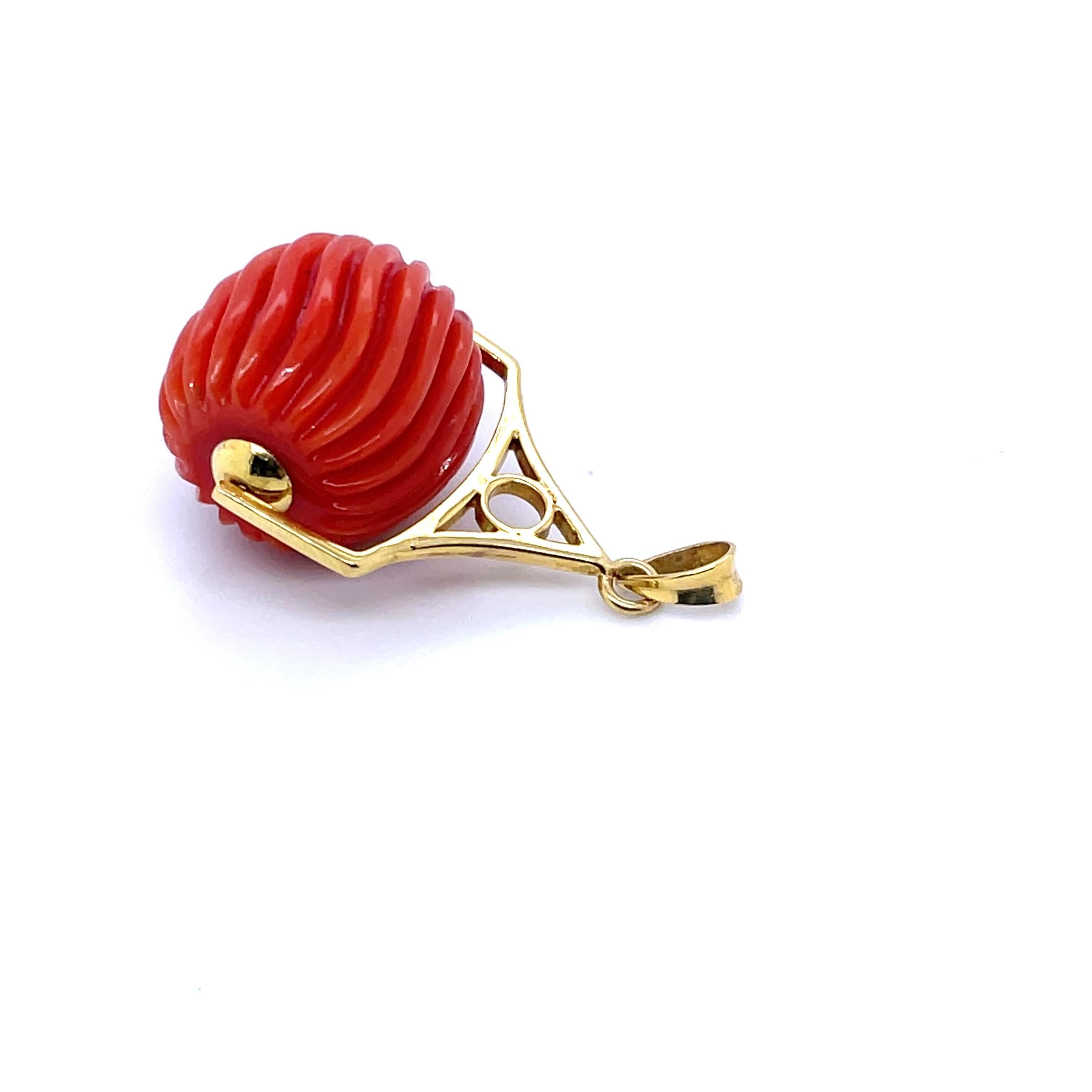 Este precioso colgante de coral es una pieza atemporal, perfecta para quienes aprecian la belleza natural del océano. 

Procedente de las prístinas aguas del Mediterráneo, este coral encierra un profundo simbolismo, pues representa la protección, la