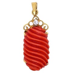 Atrevido Colgante de Coral Grabado con Pequeños Diamantes