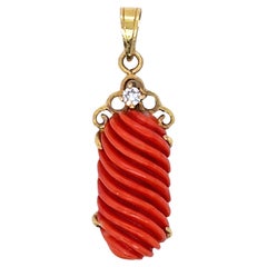 Colgante de Coral Grabado con Pequeños Diamantes