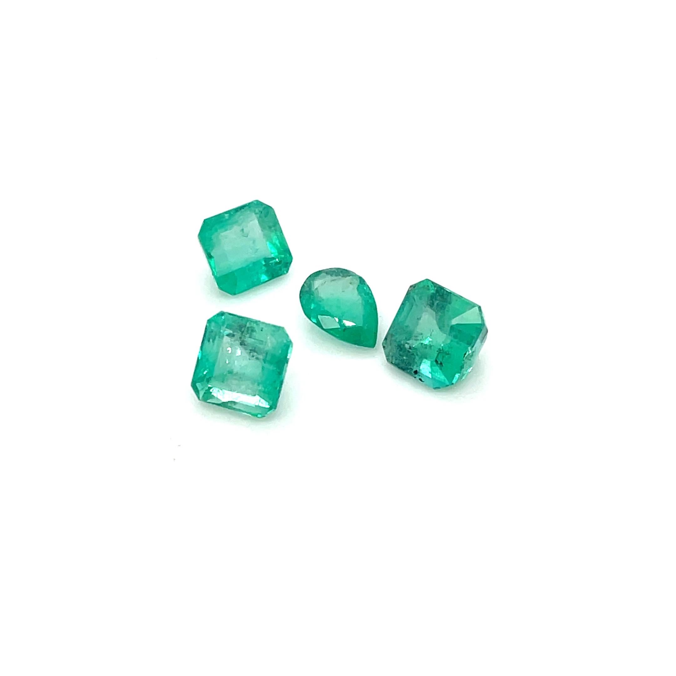 Un cautivador conjunto de cuatro esmeraldas naturales, con tres piedras clásicas talla esmeralda y una elegante gema talla pera, que suman 7,14 quilates. 

Procedentes de Colombia, estas esmeraldas muestran un exuberante tono verde que simboliza la