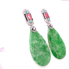 Boucles d'oreilles pendantes en jadeite verte, diamants, perles de conque et turquoise, en or blanc 18 carats