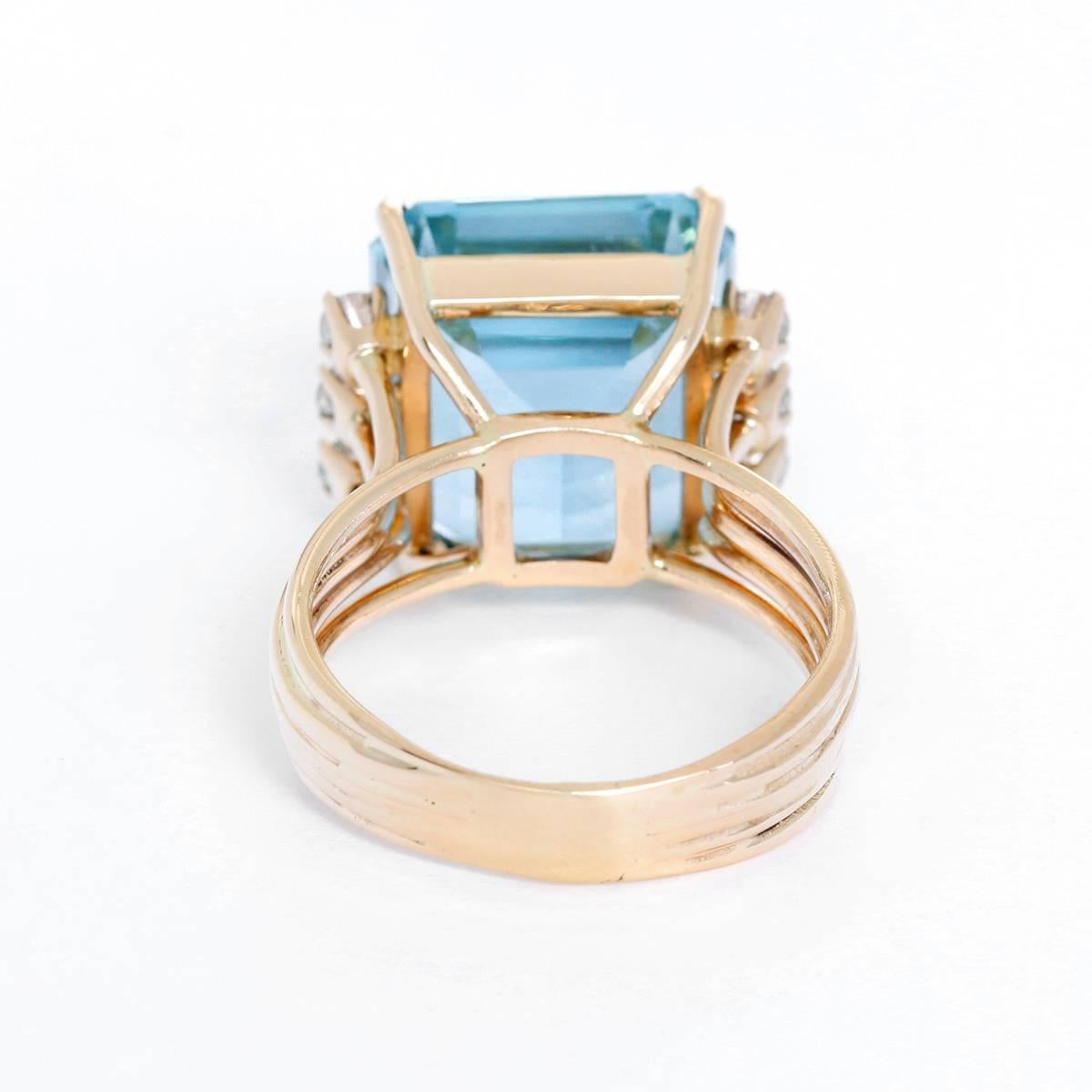 Aquamarine Diamond Gold Ring In Excellent Condition In Dallas, TX