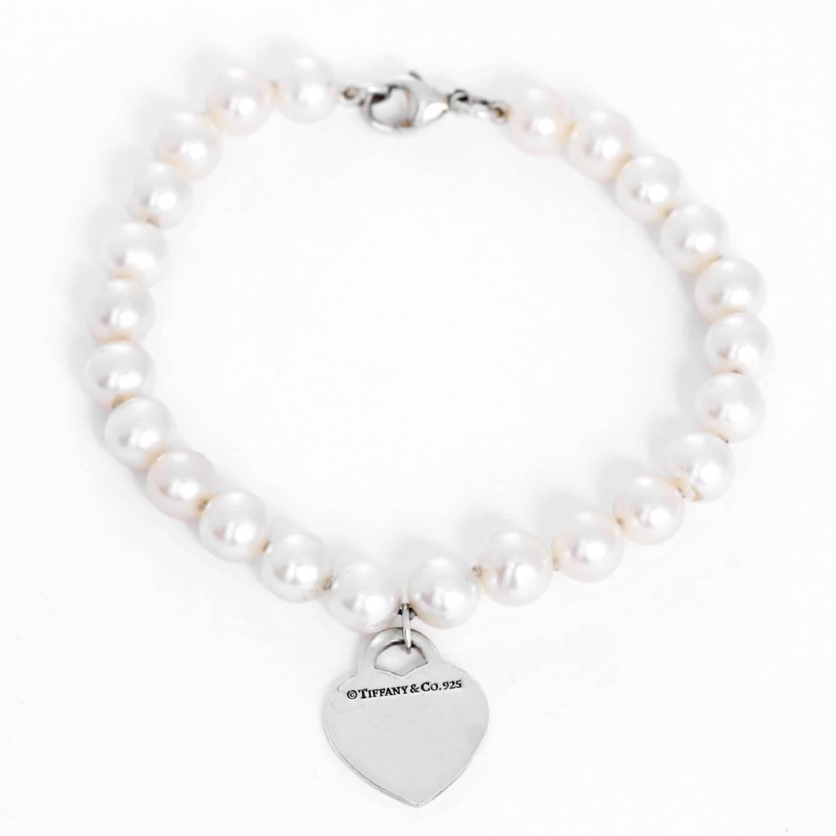 This Return to Tiffany bracelet features pearls with a sterling silver heart tag. Bracelet measures apx. 7-inches in length. Total weight is 15.4 grams.
