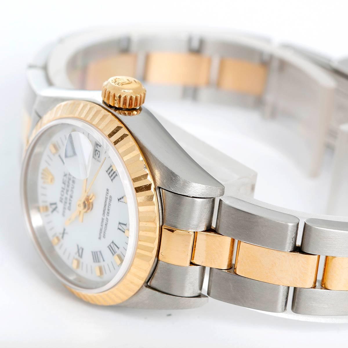 Automatic winding, Quickset, 31 jewels, sapphire crystal. Stainless steel case with 18k yellow gold fluted bezel  (26mm diameter). White dial with black Roman numerals and gold markers. Stainless steel and 18k yellow gold Oyster bracelet. Pre-owned