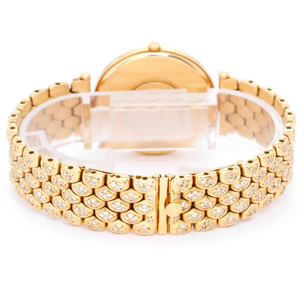 Van Cleef & Arpels Paris Ladies Yellow Gold Diamond Classique Quartz Wristwatch In Excellent Condition In Dallas, TX