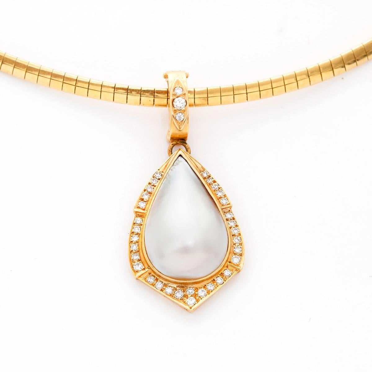 Mother-of-Pearl and Diamond Necklace In Excellent Condition For Sale In Dallas, TX