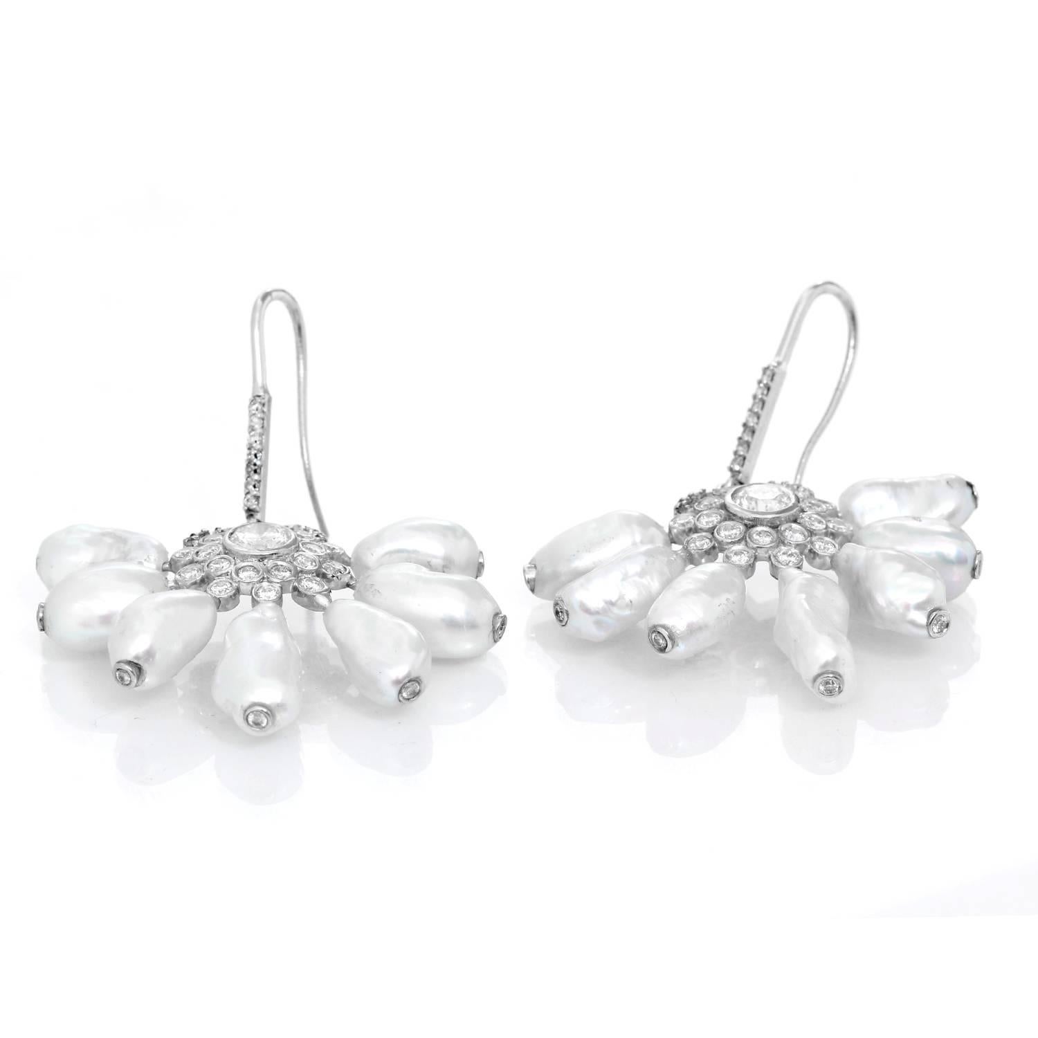 Boucles d'oreilles en or blanc 14 carats avec perles et diamants Excellent état - En vente à Dallas, TX