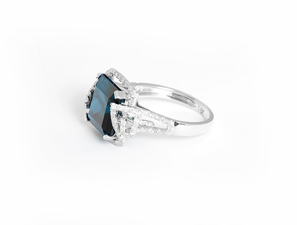 Amazing London Blue Topaz Diamond Gold Ring In New Condition In Dallas, TX
