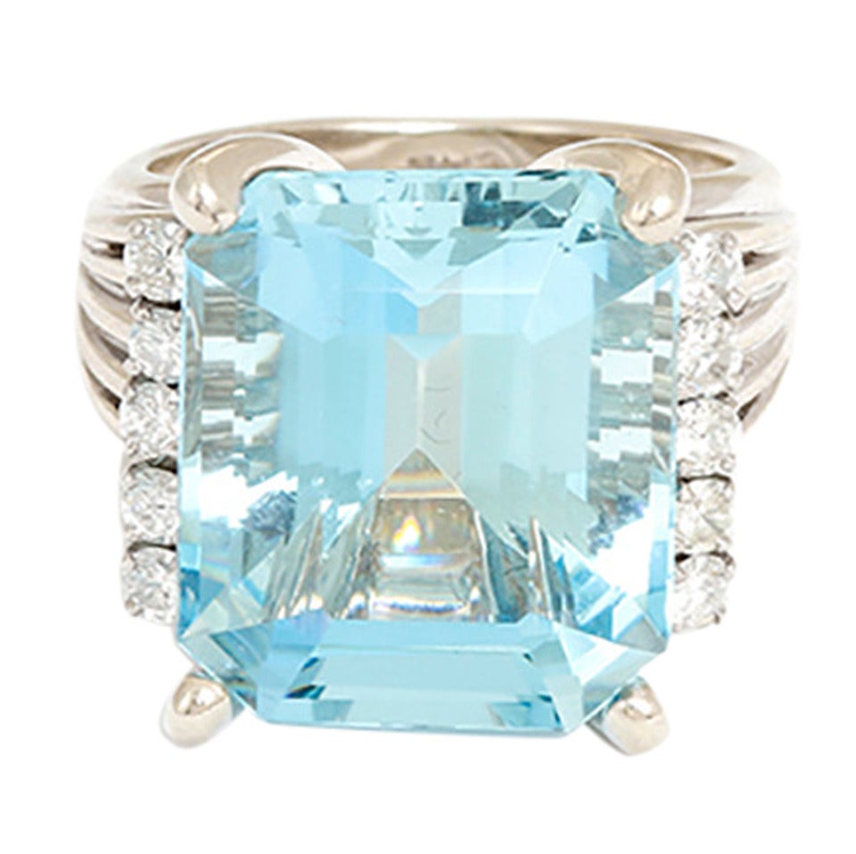 Amazing Aquamarine Diamond Gold Cocktail Ring