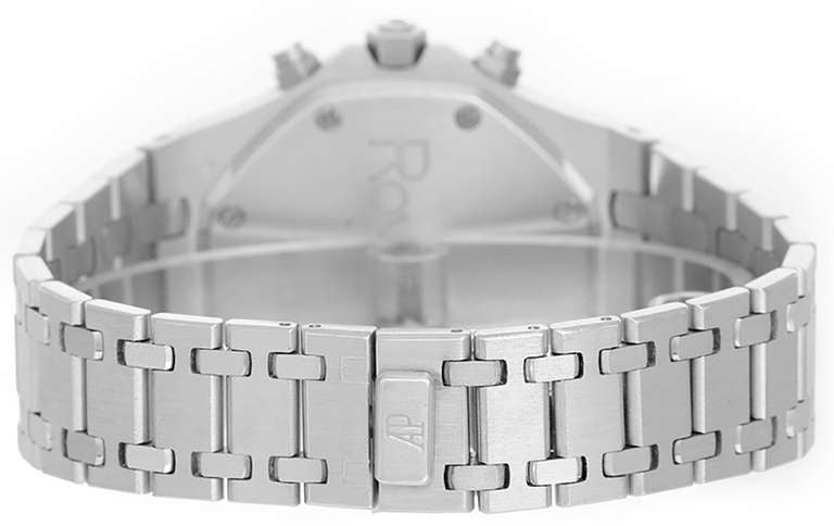 Automatic movement. 18k white gold case, 39mm. White waffle dial, date between 4 and 5 o'clock, hour, minute recorders, subsidiary seconds. Slight imperfection on the edge at 11 o'clock and a slight discoloration at 6 o'clock. 18k white gold Royal