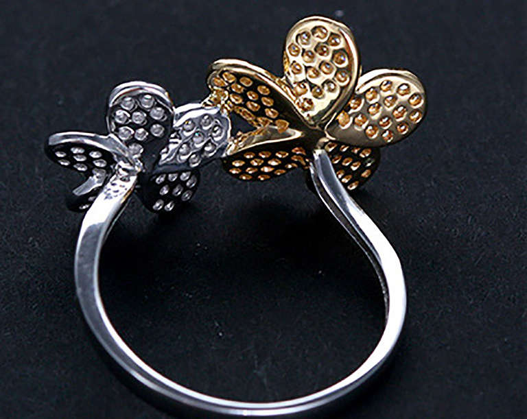 Amazing Set of 2  Yellow, White Gold and Diamond Flower Rings In Excellent Condition In Dallas, TX