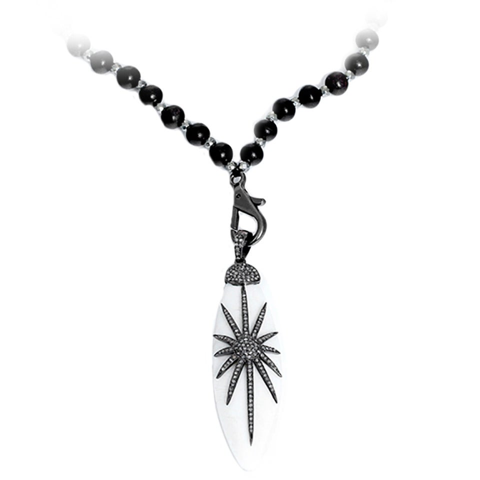 Magnifique collier de perles en bois en argent sterling et diamants en vente