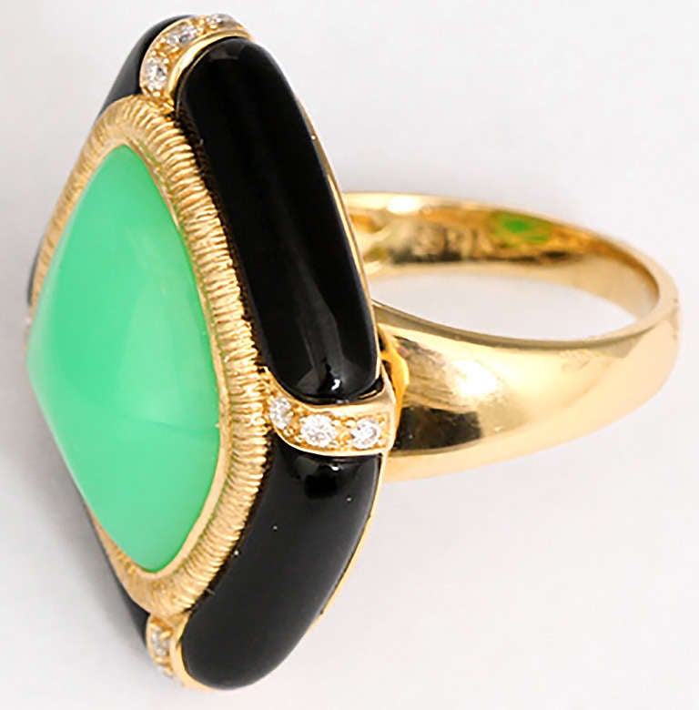 Vibrant Yellow Gold Chrysoprase, Onyx, and Diamond Ring In Excellent Condition In Dallas, TX