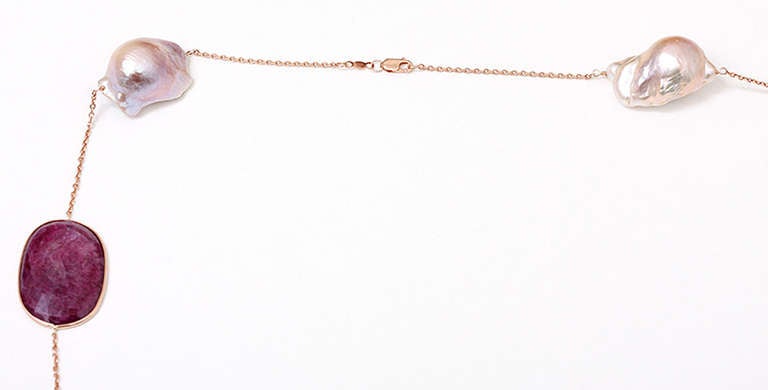 Beautiful Rose Gold Necklace with Multi Colored Sapphire Slices and Large Pearls In Excellent Condition In Dallas, TX