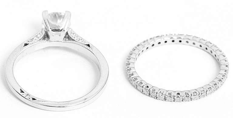 Elegant White Gold and Diamond Engagement Ring and Wedding Band Set In Excellent Condition In Dallas, TX