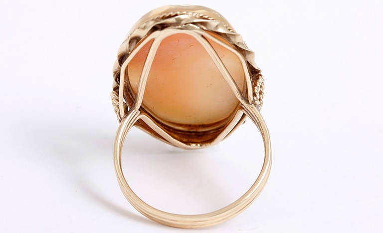 Beautiful Carved Shell Cameo Yellow Gold Ring In Excellent Condition In Dallas, TX