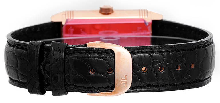 Handaufzugswerk mit 27 Steinen. reverso-Gehäuse aus 18 Karat Roségold:: vom Zifferblatt zum massiven Gehäuseboden umgedreht:: 26 mm x 42 mm. Versilbertes:: motorgedrehtes Zifferblatt mit schwarzen arabischen Ziffern:: Öffnung für den