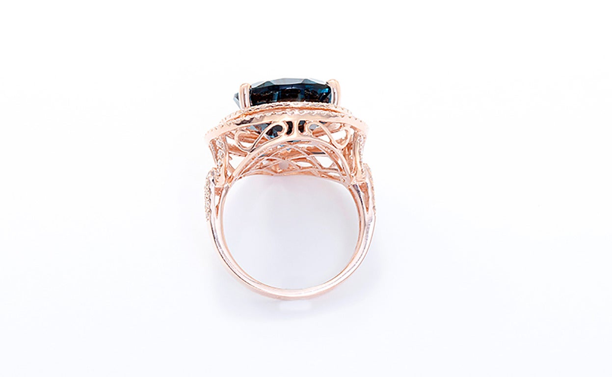 Cocktail-Ring aus Roségold mit blauem Topas und Diamant im Zustand „Hervorragend“ im Angebot in Dallas, TX