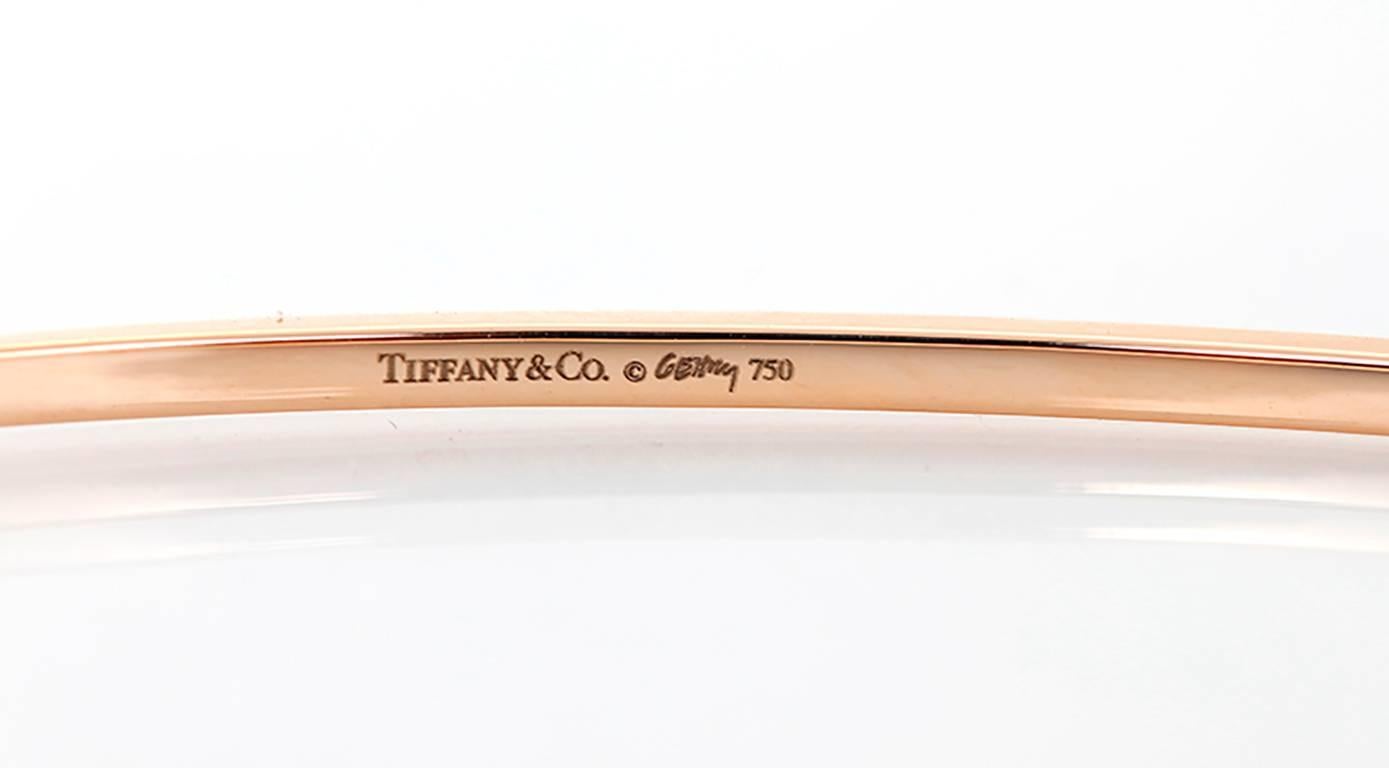 This Frank Gehry for Tiffany & Co. torque micro bangle features a square design in 18k rose gold. Stamped 