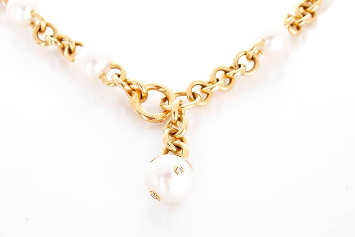 This beautiful 18k yellow gold link Mikimoto necklace features South Sea pearls with accenting South Sea pearl and 0.43 ct diamond drop. Necklace measures apx. 16-inches in length with a 1-3/4 drop. Total weight is 103.1 grams. Stamped 'M'.