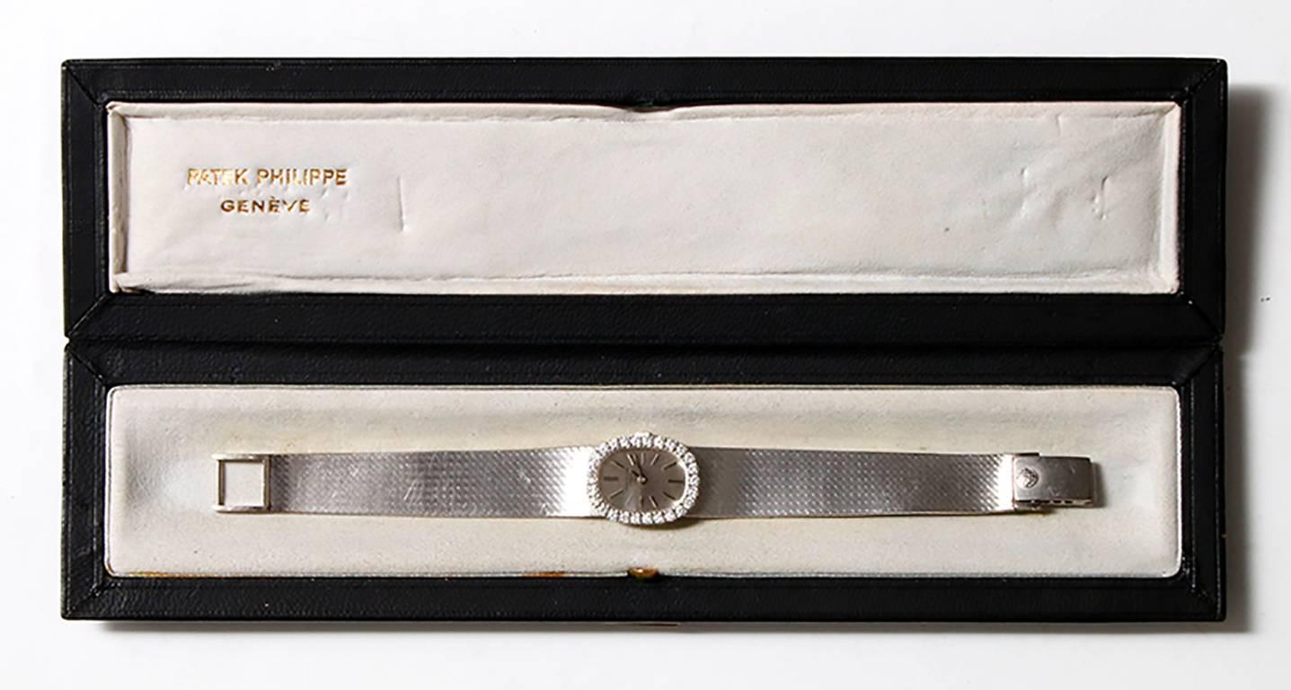 Patek Philippe Lady's White Gold Diamond Dress Armbanduhr Ref 3377/1 im Zustand „Hervorragend“ in Dallas, TX