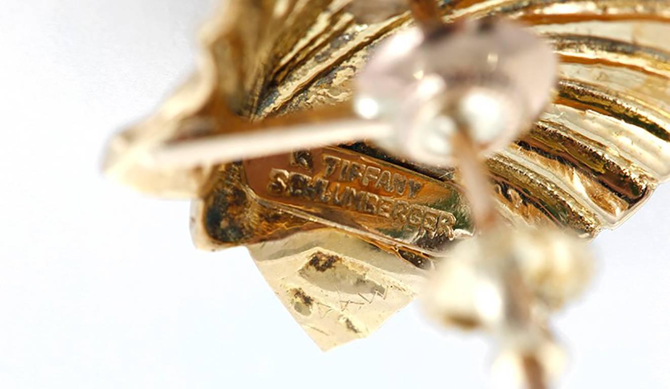 Tiffany & Schlumberger Gold Muschel-Ohrringe im Zustand „Hervorragend“ in Dallas, TX